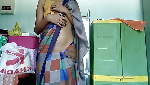 Saree with natural tits and sexy body in amateur solo video