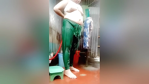 Amateur brunette with a sexy body is bathing in front of webcam