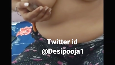 Indian girl with a round ass and big tits makes herself a vibrator