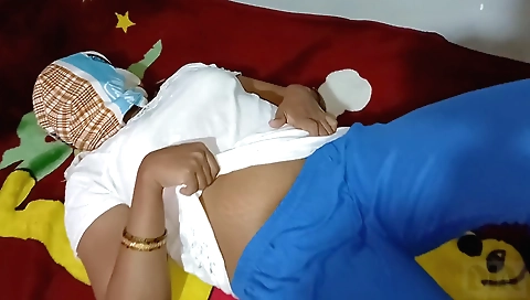 Indian brunette babe shows off her sexy curves and her pussy