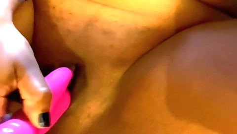 Amateur masturbating on the webcam and showing big ass