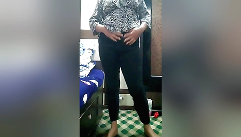 Hindu lady masturbates in a room for the first time