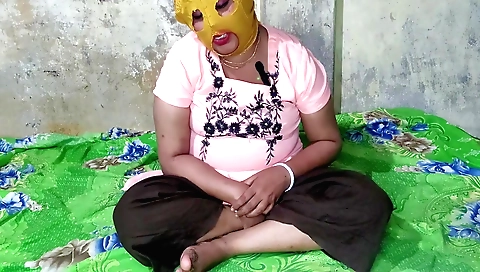 Amateur indian girl penetrates her pussy in the village