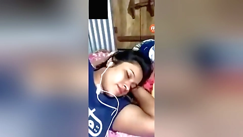 Sexy petite india shows her nice booty in homemade vids