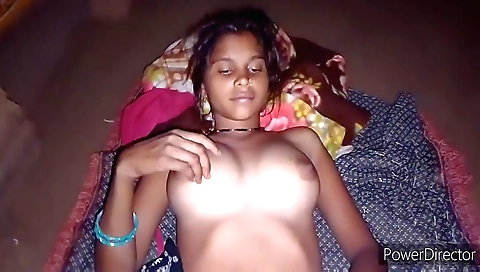Indian girl shows her big booty in a homemade anal porn video