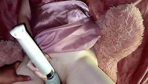 Indian babe with a big ass gets fucked with a dildo