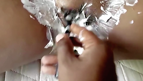 Indian slut with hairy pussy enjoys her pussy shaved