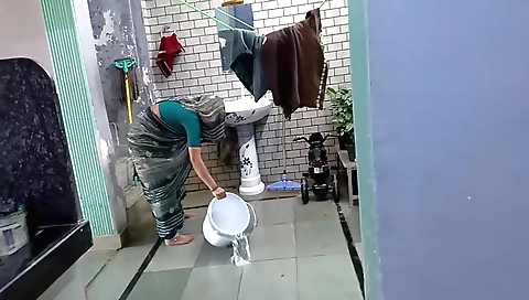 Indian whore in a sexy saree gets her tight pussy fucked