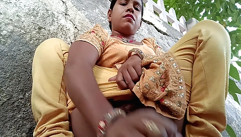 Indian babe with small tits gets fucked in the outdoor field