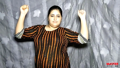 Beautiful indian milf dancing in amateur solo clip