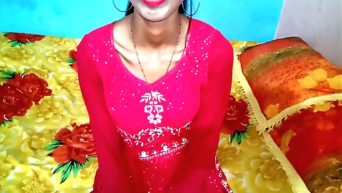 Girl in hot amateur video makes herself very much wet