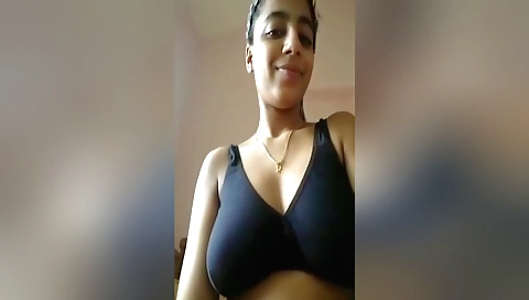 Exclusive- Sexy Look Desi Girl Showing Her Boobs And Wet Pussy
