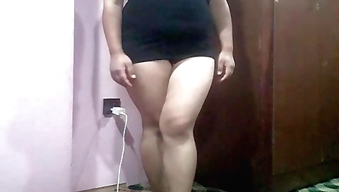 Asian chick is masturbating and she is using an extra pad