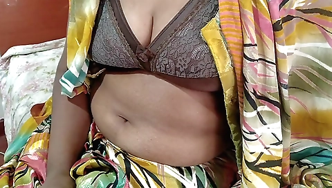 Indian hottie in a sexy blouse is stripping naked for us
