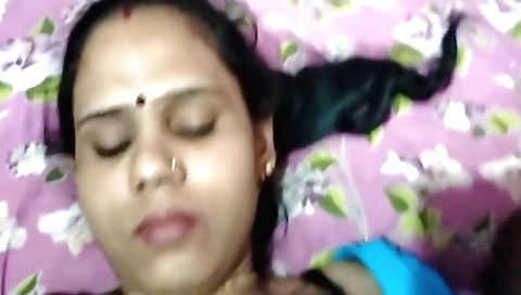 Indian slut fucks her ass in the homemade hardcore clip