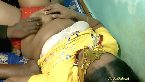 Indian babe is showing off her sexy body in amateur porn