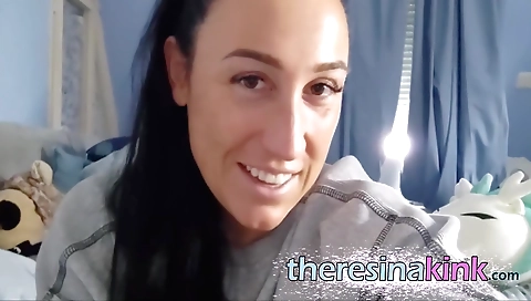 Big dildo fills her hot pussy up in amateur solo scene