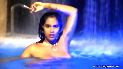 Indian brunette shows her beautiful body in outdoor solo