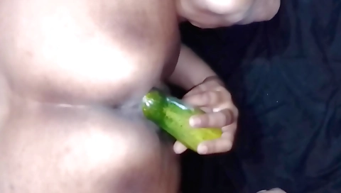 Pakistani cunt sucks her big cucumber in a homemade vid