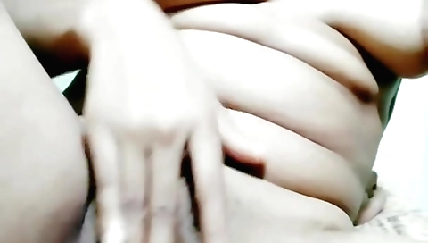 Sexy brunette webcam solo chick with a shaved pussy