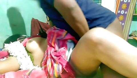 Big ass brunette amateur tamil girl enjoys a great time