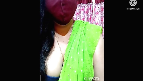 Sexy amateur indian beauty gives a nice blowjob in homemade video