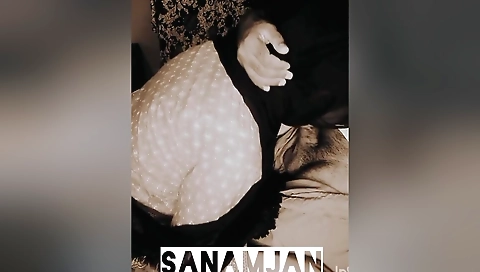 Indian bhabhi in a cute black dress gets her lips wiped