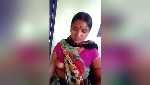 Milf solo female porn video with a deep penetration