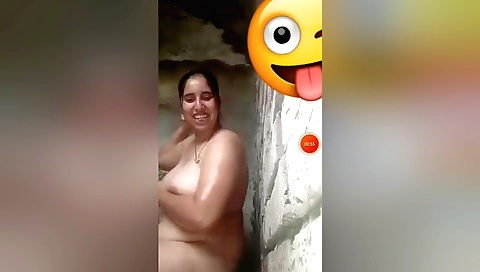 Bhabhi enjoys her bath and shows us her perfect body