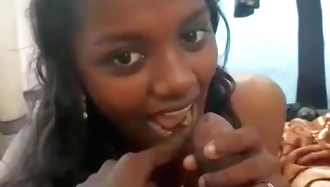 Indian girl with hot body gets oralized in homemade porn