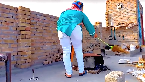 Hot amateur girl fucks desert with wild sex on her own