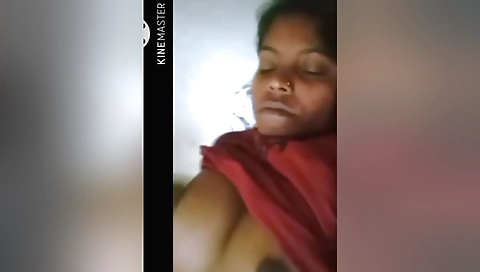 Indian girl shows off her sexy boobs in a solo video
