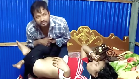 Indian brunette girl is giving a blowjob and a blowjob