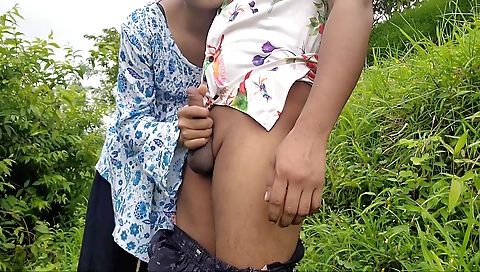 Desi Ladaki Ne Apane Yaar Ko Bahar Jakar Chut Ko Ache Se Chudai Ki