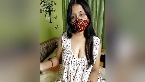 Indian brunette in a sexy outfit has fun solo video
