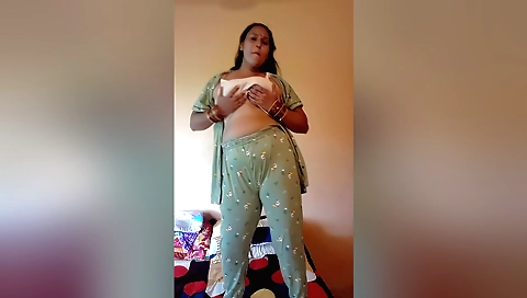 Gorgeous brunette amateur woman solo dancing and fucking